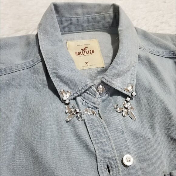NWOT Hollister Light Blue Denim Bling Jeweled Loose Fit Sleeveless Button Blouse - Picture 2 of 2